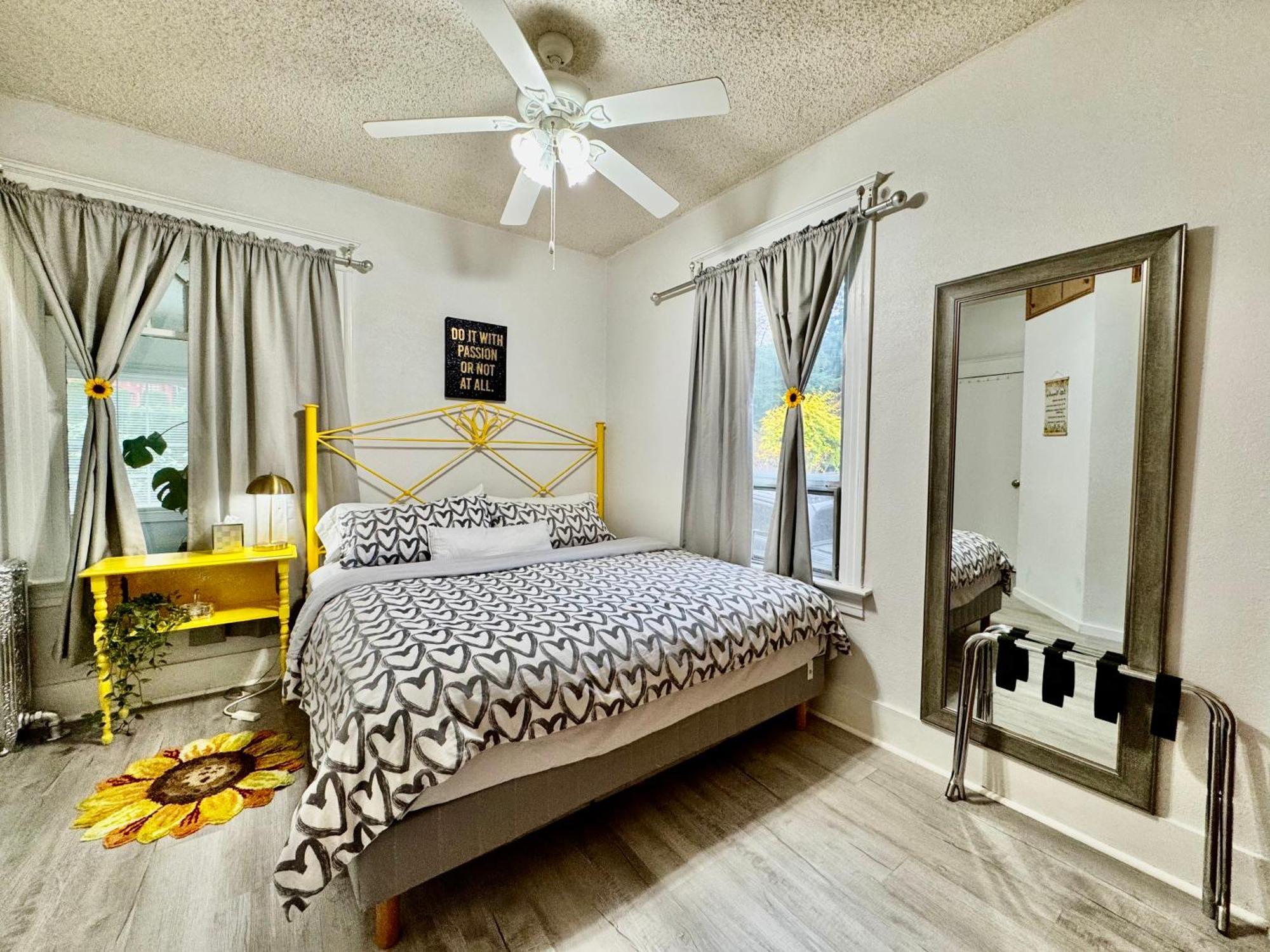 Seattle Home With 2 Bedrooms A King Bed Queen Bed And An Extra Sofa Bed Located 10 Minutes From Seatac Airport And 20 Minutes From Downtown Eksteriør billede